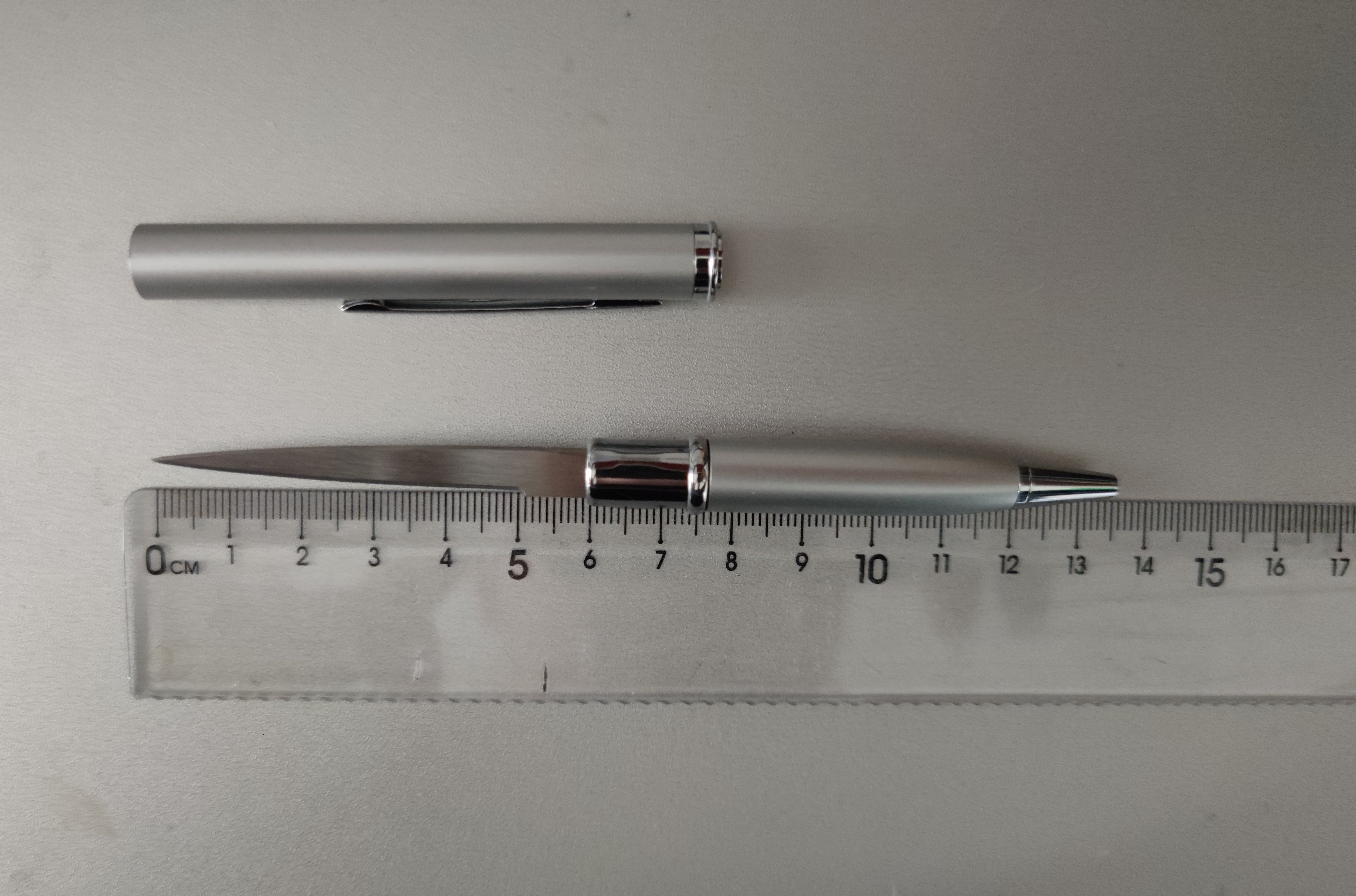 新京报记者购买到的圆珠笔刀样品，该笔刀身长约6cm。新京报记者 慕宏举 摄