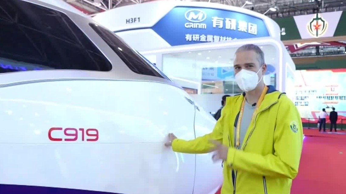 C919是珠海航展的一大焦点，机长带领记者在模拟驾驶舱内体验飞机驾驶