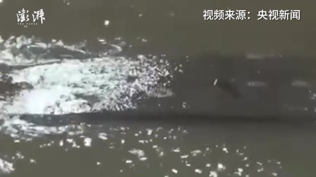 “长江口二号”古船打捞，桅杆最先浮出水面