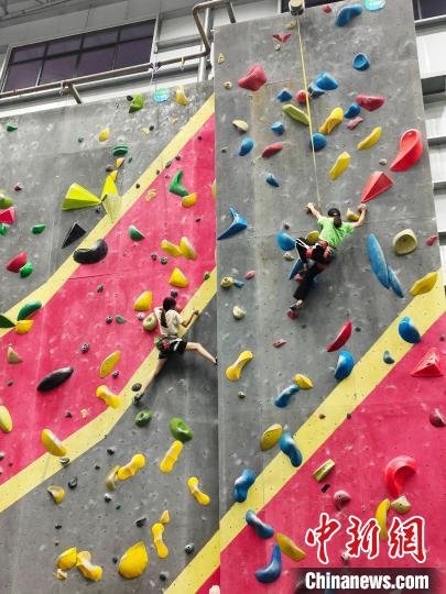 两名学生在马山县古零镇初级中学的攀岩训练馆训练。　黄艳梅 摄