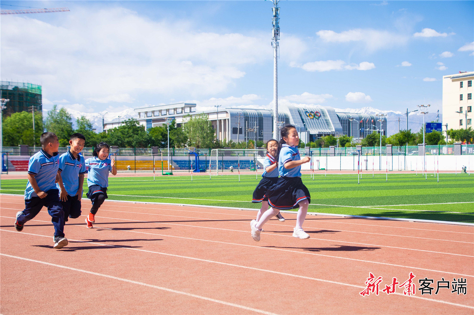 奔跑在酒泉七中操场上的孩子们 谢沛宏 摄