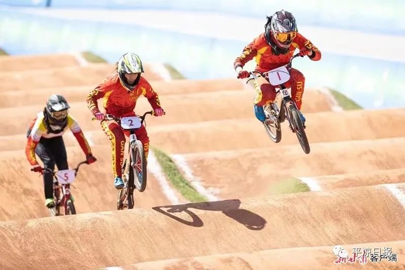 逯艳（右一）在赛场驰骋 （资料图片）