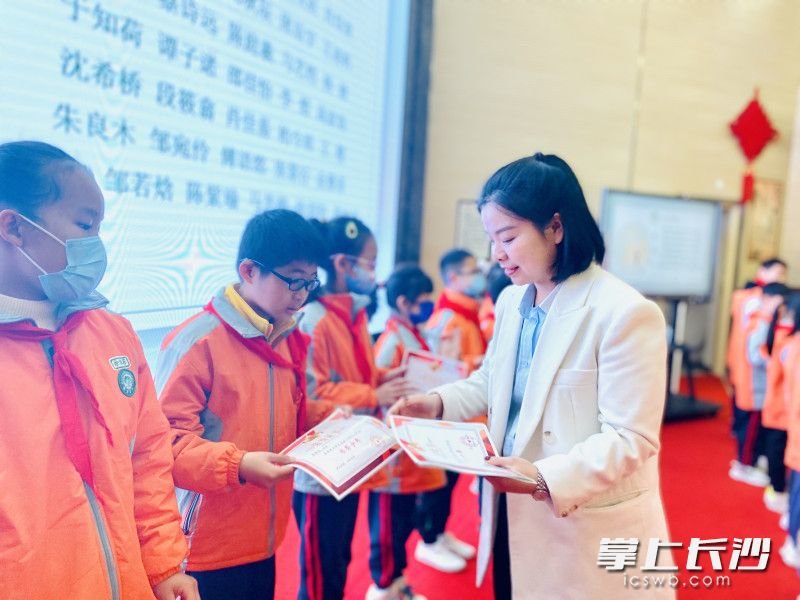 博才阳光实验小学为学校2022年度“书香少年”颁奖。