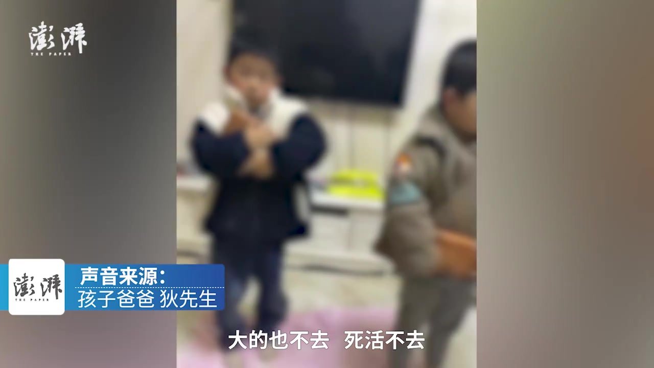 兄弟俩不想上学，爸爸让他们抱着砖罚站