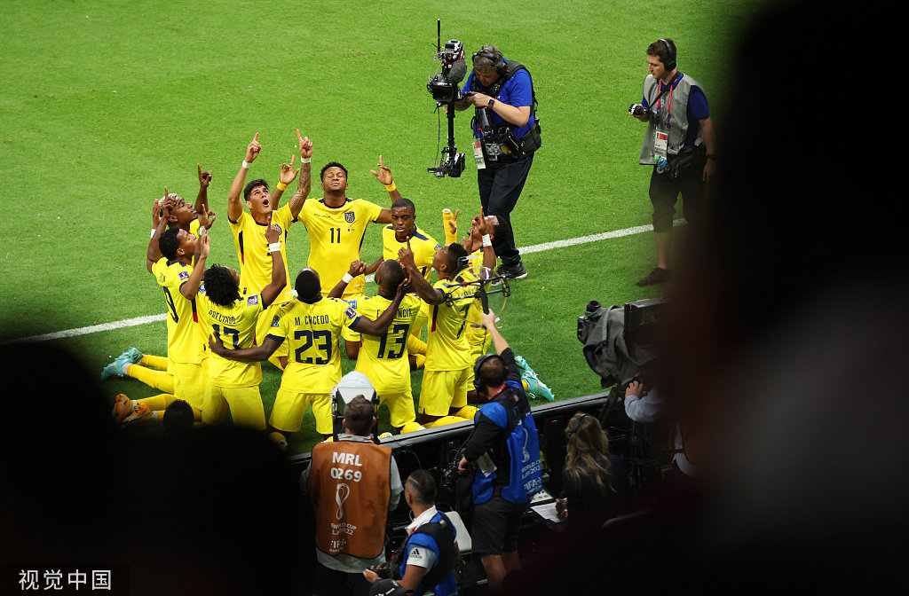厄瓜多尔全队庆祝胜利。