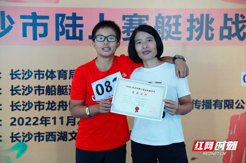 刘志纯（右）与儿子一同展示获奖证书。