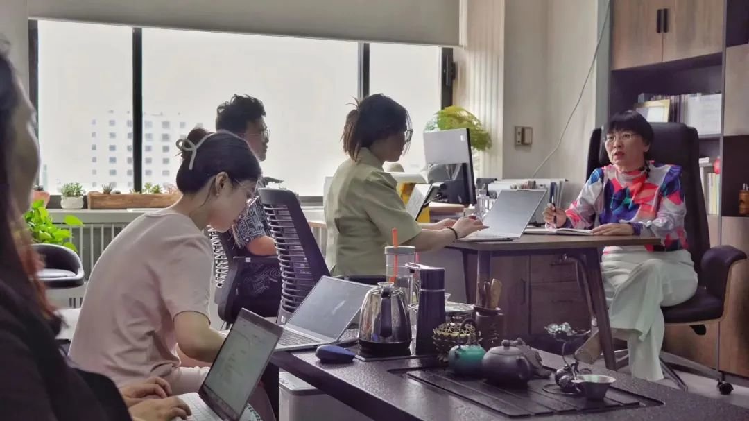 越来越多年轻人也加入到反家暴队伍中。图/局外人视频