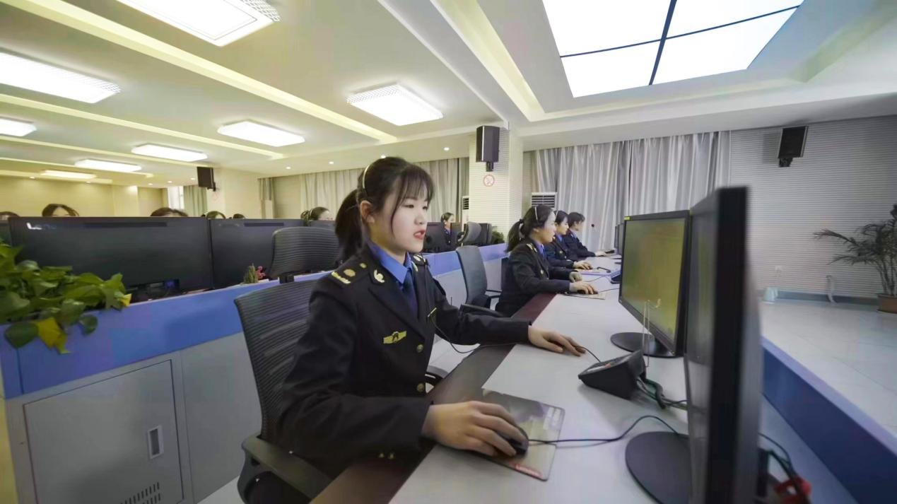 虞城县数字化城市管理监督指挥中心坐席员正在受理数字化城管案件