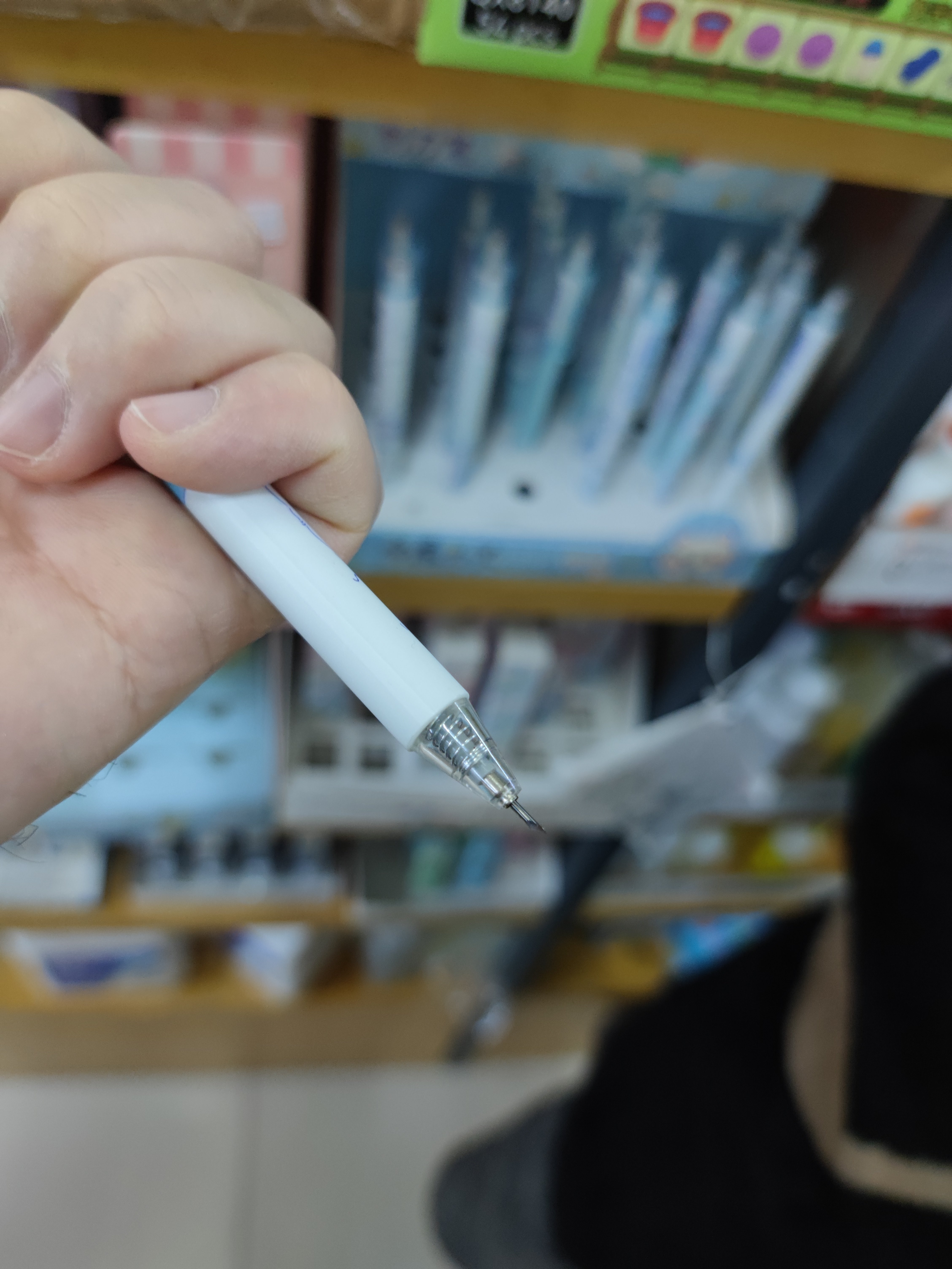 11月14日，新京报记者在丰台区某文具店里发现其正在售卖带有尖刃的刻笔刀。新京报记者 慕宏举 摄