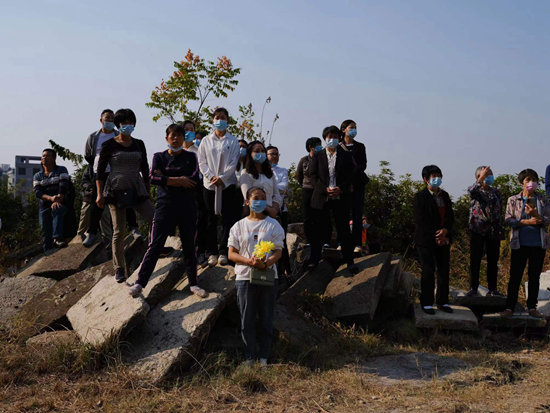 新田老百姓前来送别扑救火灾牺牲的消防员。