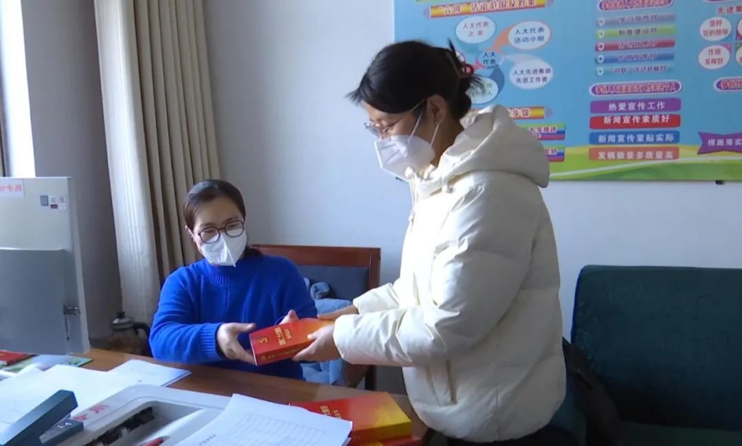 党的二十大文件汇编和学习辅导读物在瓜州上架热销