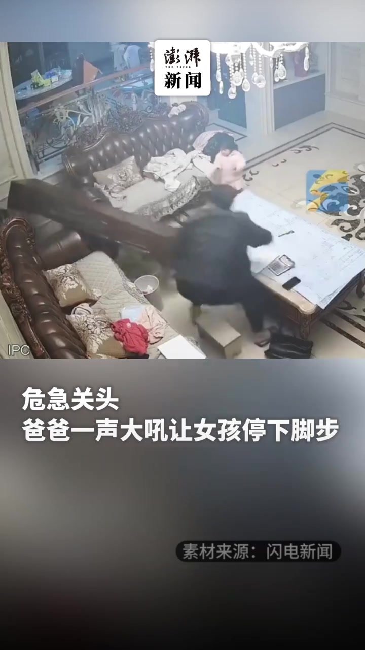 落地钟被推倒瞬间，爸爸的吼声救了孩子