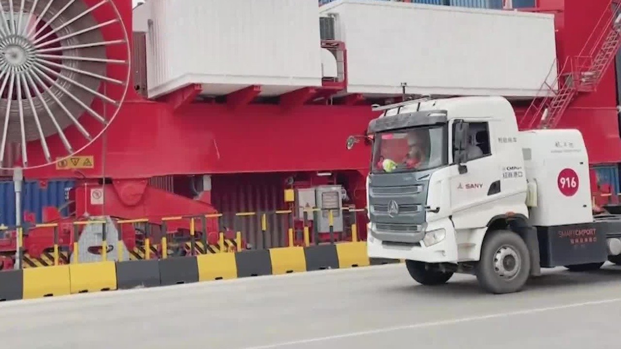 在华为的5G信号覆盖下，深圳妈湾港进行着无人驾驶集卡车的实验