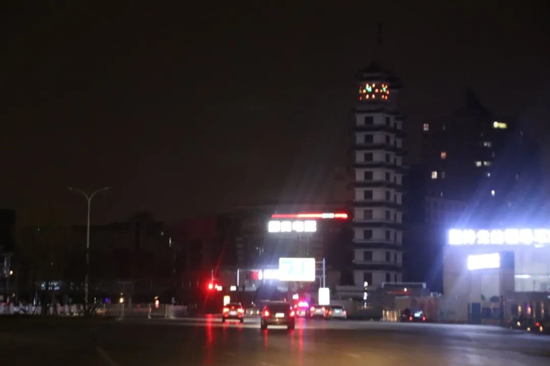 11月30日零时,郑州二七纪念塔。本报记者王延辉摄