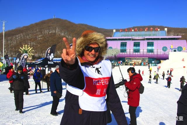 瑞士主持人奥利夫点赞莲花山冰雪