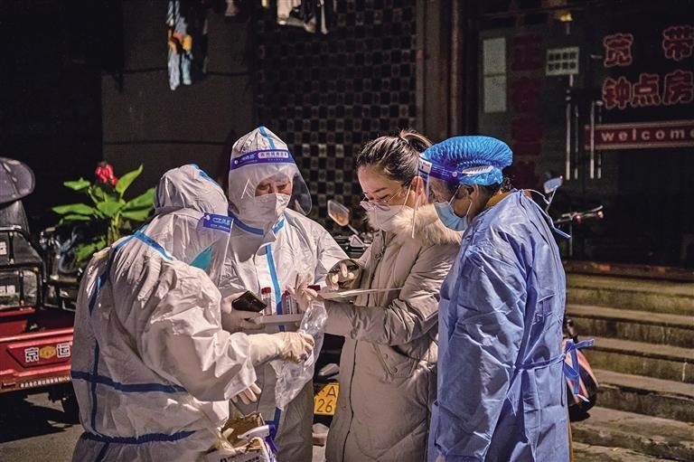 11月25日6时许，西安市新城区东大院社区工作人员与医护人员、志愿者核对上门核酸名单。通讯员 索罡摄