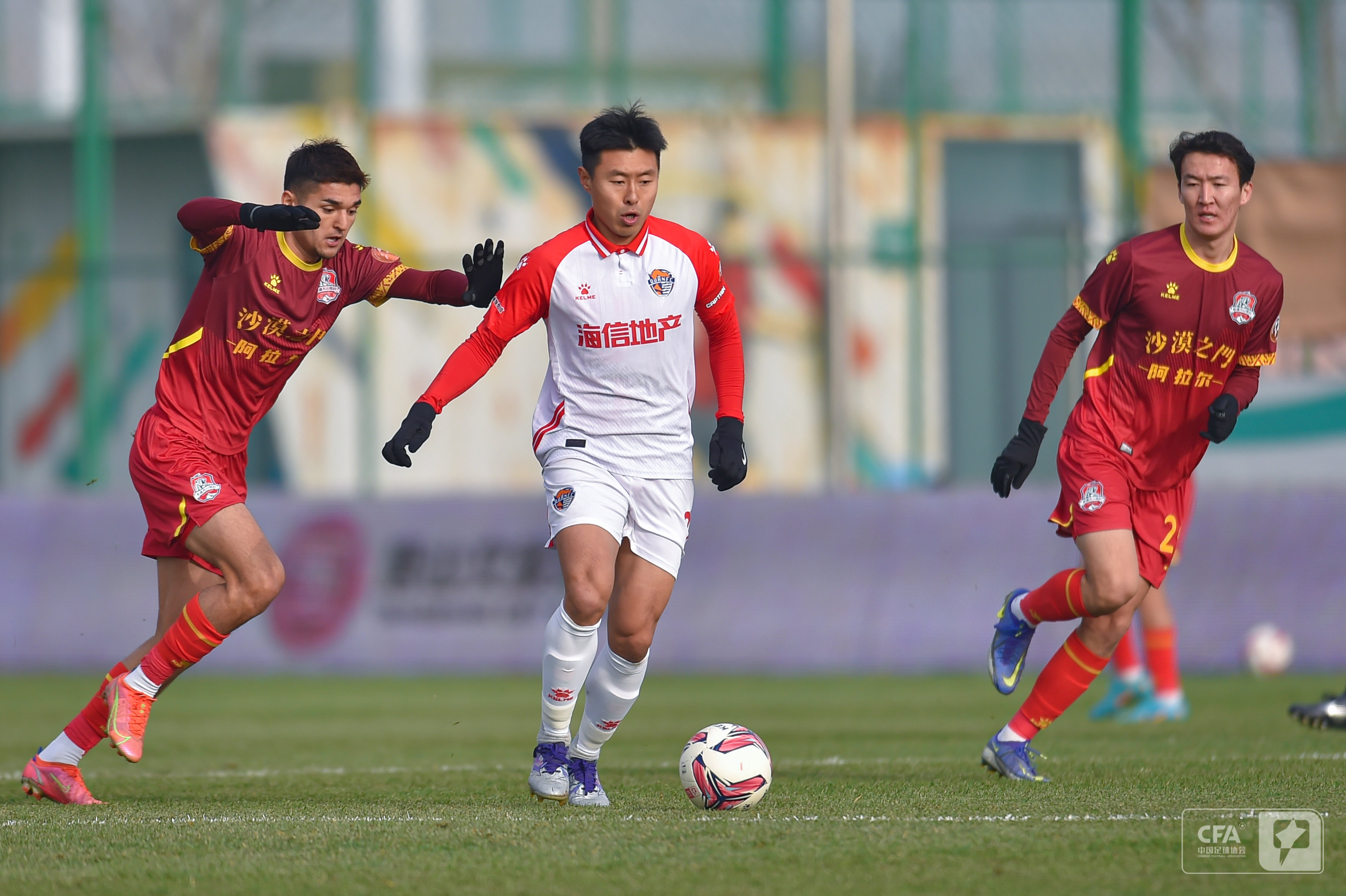 青岛海牛队员姜宁(中)带球突破. 图/青岛海牛足球俱乐部