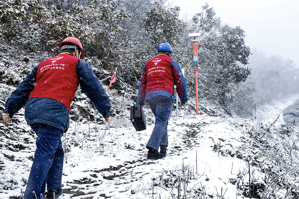 电力人顶风冒雪，巡视高寒山区线路