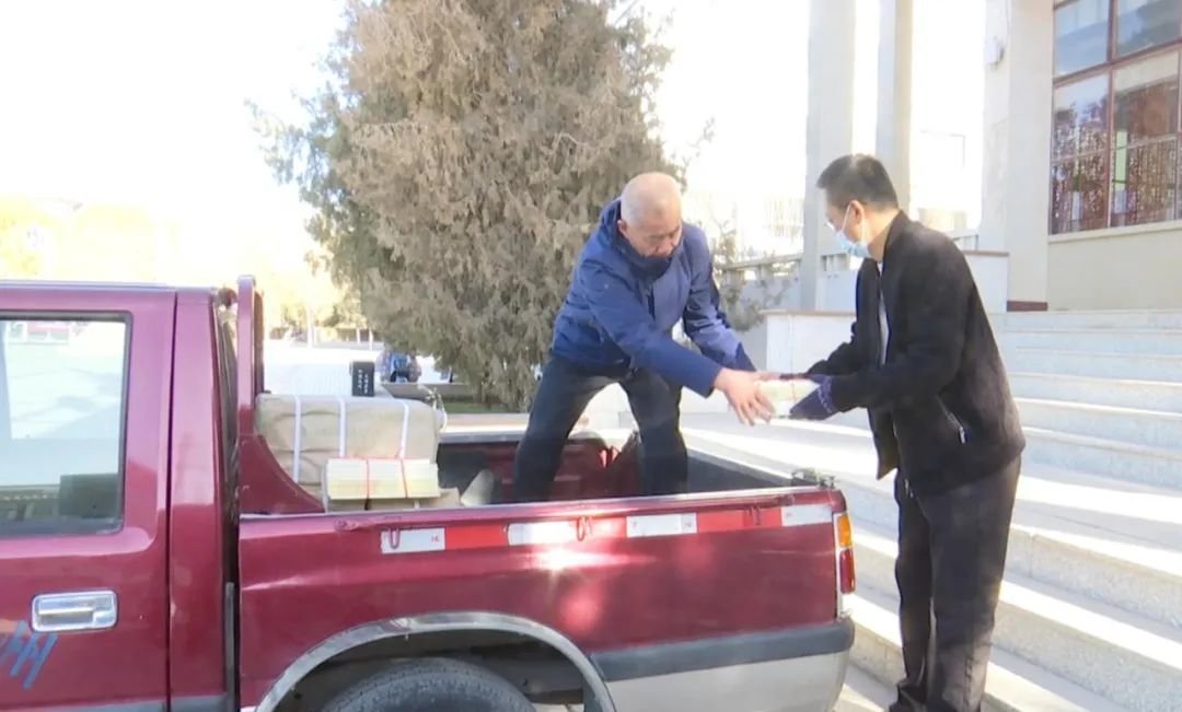 党的二十大文件汇编和学习辅导读物在瓜州上架热销