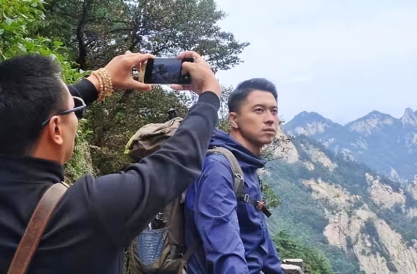 摄制组在尧山拍摄（摄影：马进伟））