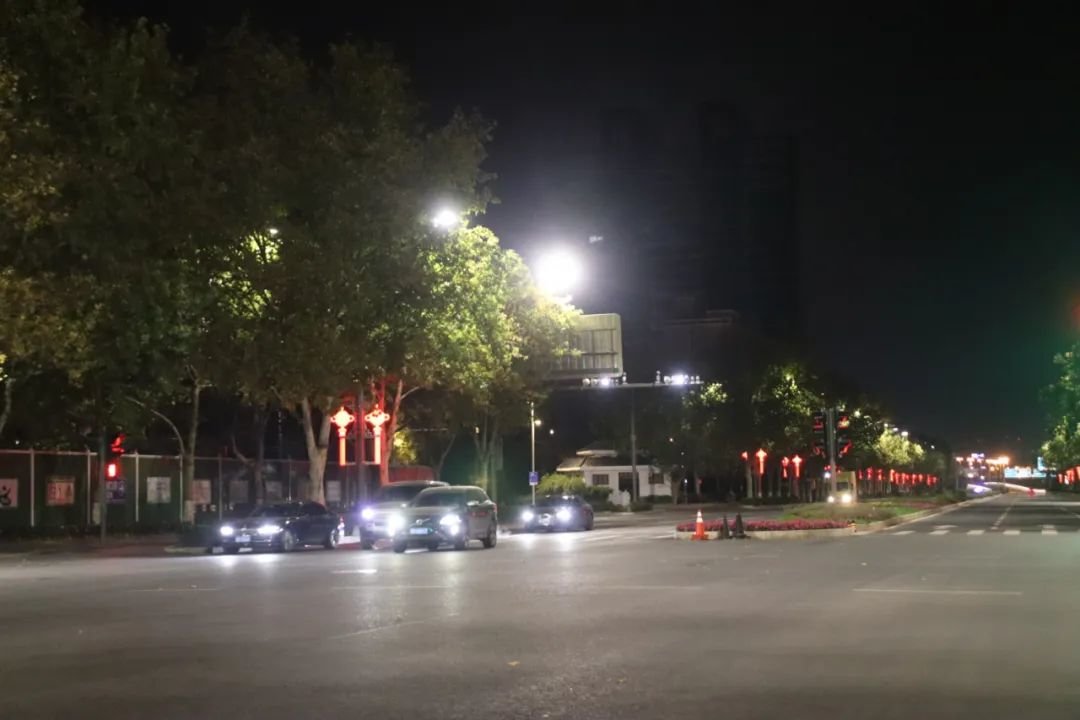 11月30日零时,郑州街景。本报记者王延辉摄