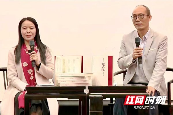 湘潭大学教授陈山青（左）、湖南大学教授彭建国（右）以“湖南方言里的文化魅力”为主题展开对谈。