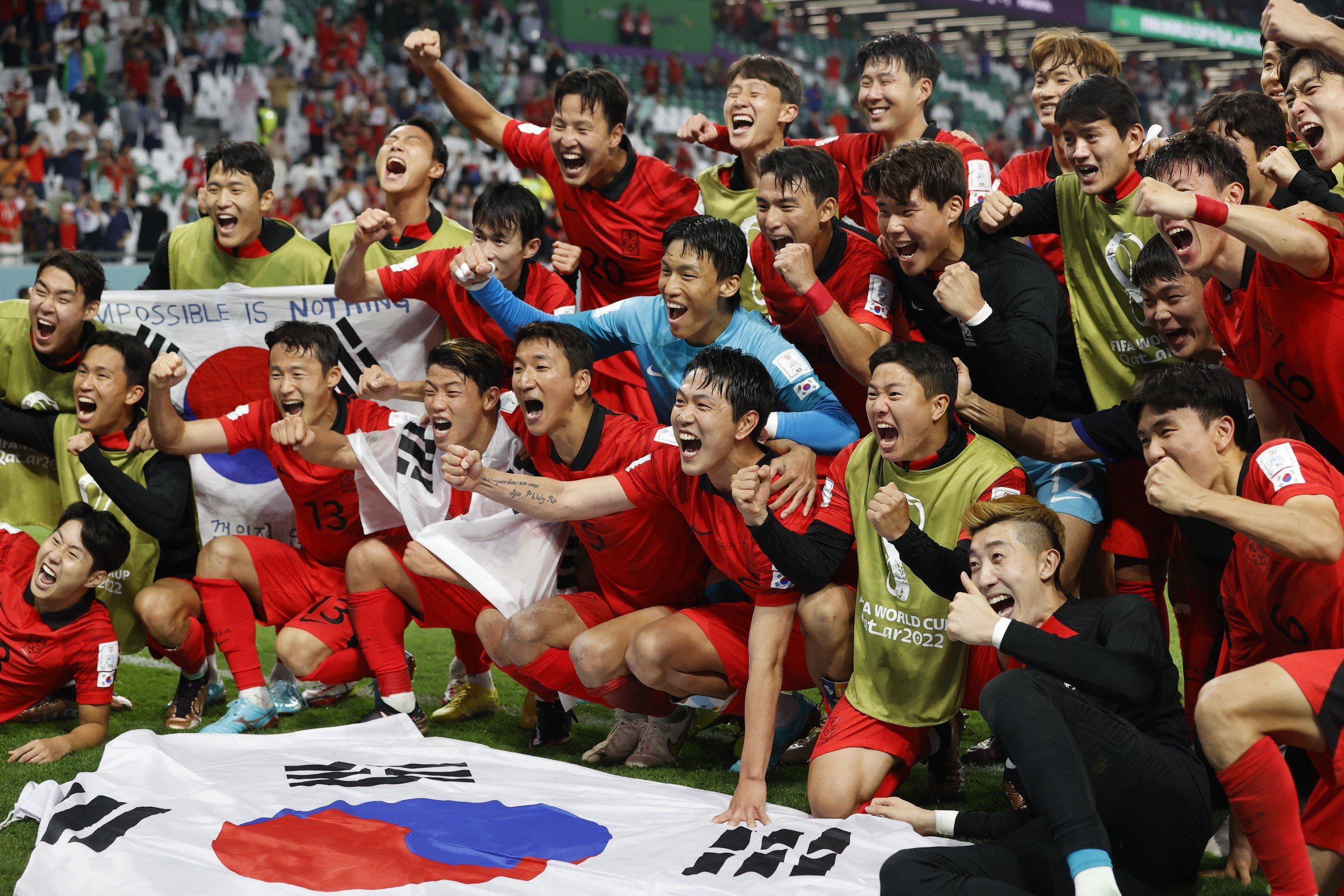 东亚足球崛起？！韩国绝杀晋级16强 乌拉圭痛苦出局