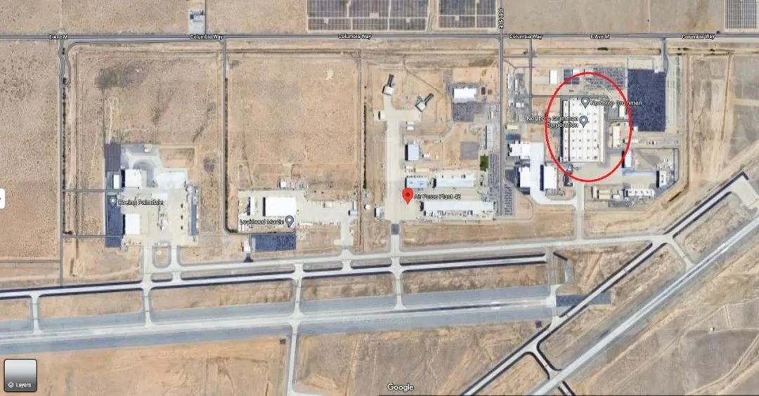 图中红圈内是美空军42号工厂的诺格公司使用厂房区卫星拍摄图像，B-21的原型机就是从这里出厂。该厂房区的西侧，还有美国波音公司、洛马公司各自使用的42号工厂厂房区，相比较而言，图中诺格公司的厂房区是最大的（谷歌地球2022年图片）