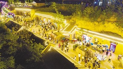 在外人士返乡发展乡村旅游，薛店镇吕沟村吸引了大批游客 李利国摄.