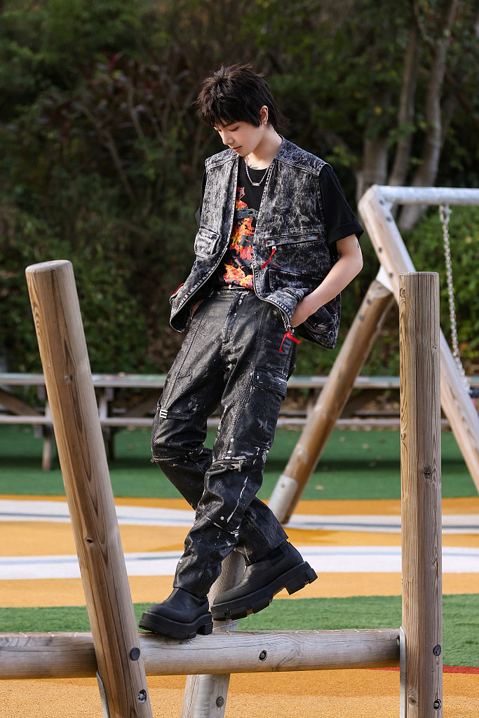 华晨宇游乐园童趣写真发布帅气酷黑时尚感十足