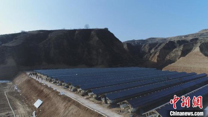 山西石楼利用其独特的地理环境和光照优势，持续推进光伏产业发展。　郑云辉 摄