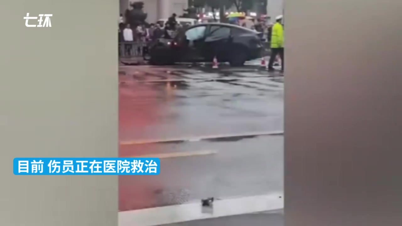 台州一特斯拉汽车追尾碰撞两车，致两死一伤