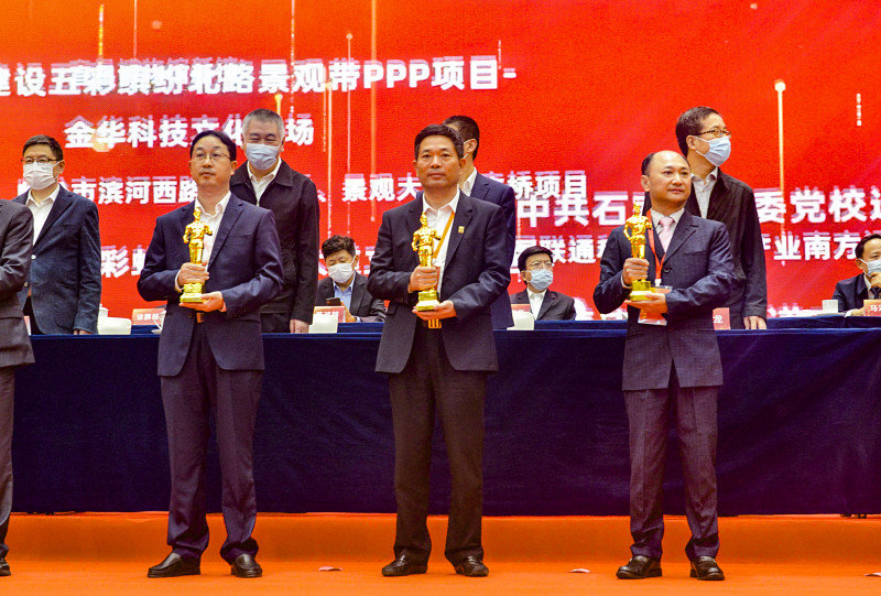  在2020—2021年度中国建设工程鲁班奖颁奖仪式上，湖南东方红集团董事长雷希文（前排右二）登台领奖。均为湖南东方红集团 供图