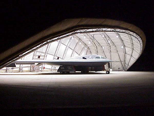 B-2 Shelter Systems是一种专门为B-2设计的蚌壳式临时机库，该机海外部署主要使用这种设施