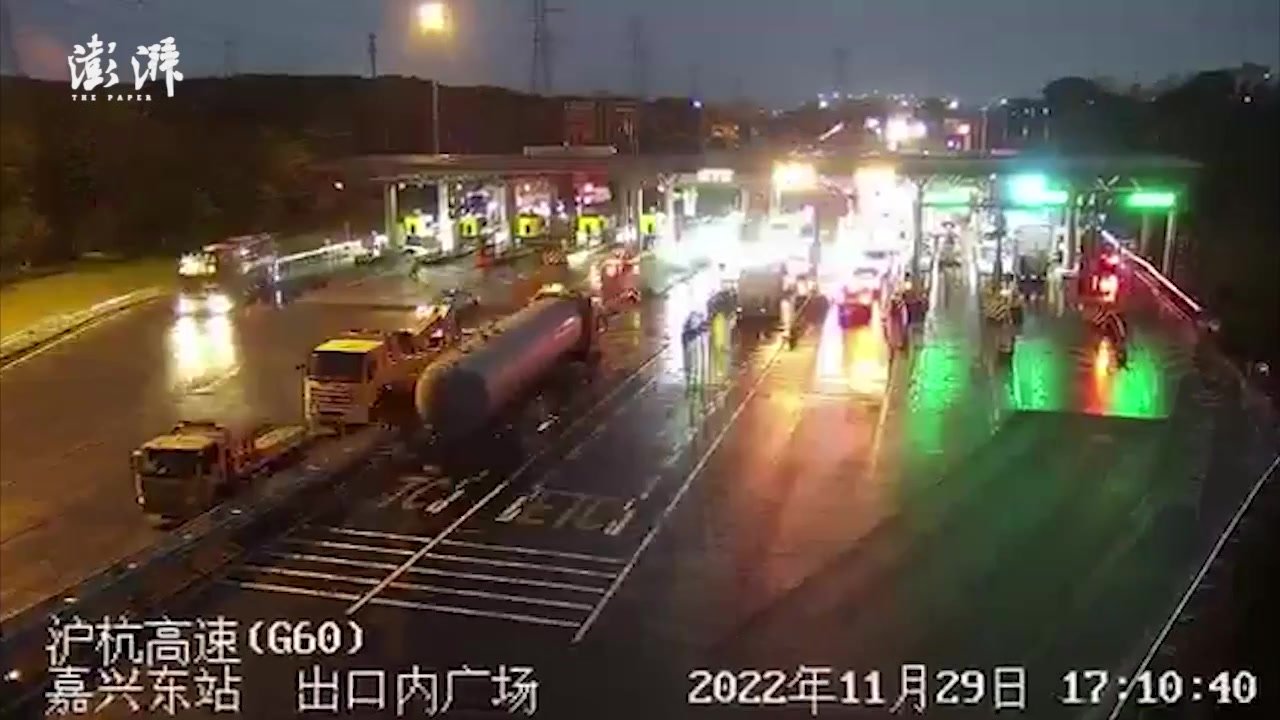 老人下车“落地检”，误以为家人开车离开走上高速寻找