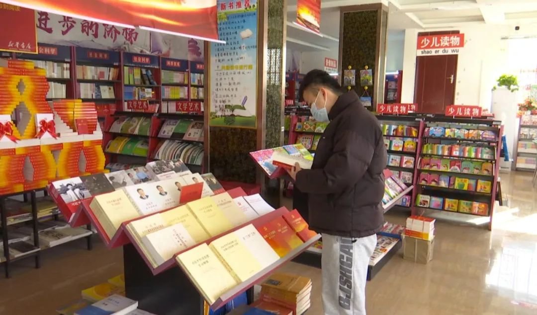 党的二十大文件汇编和学习辅导读物在瓜州上架热销