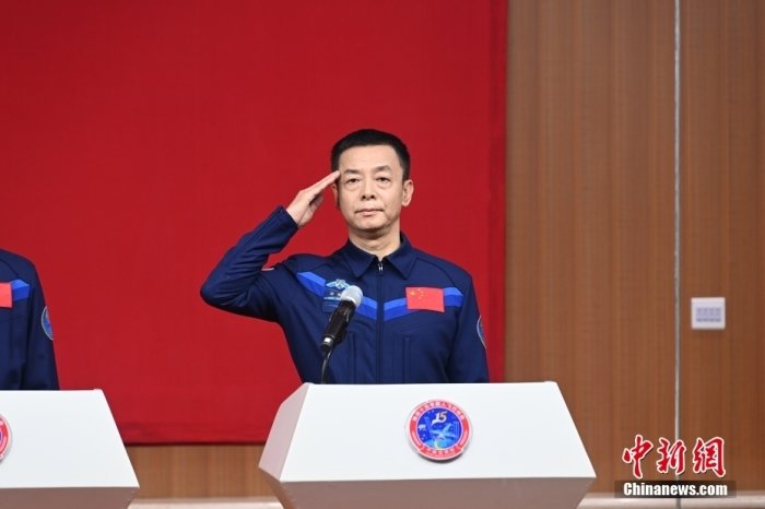 航天员邓清明25年终圆梦飞天初心是常态更是姿态