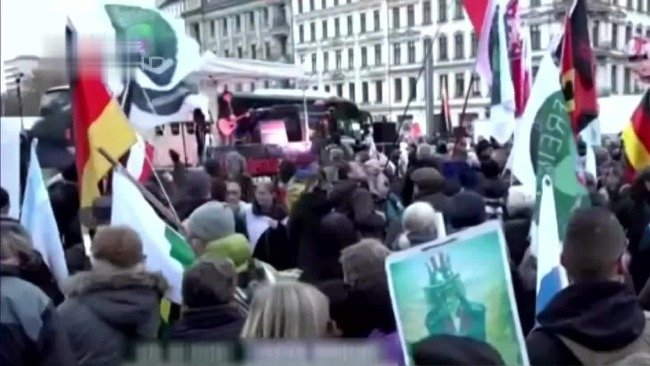 欧洲多地爆发示威 要求停止向乌克兰提供武器