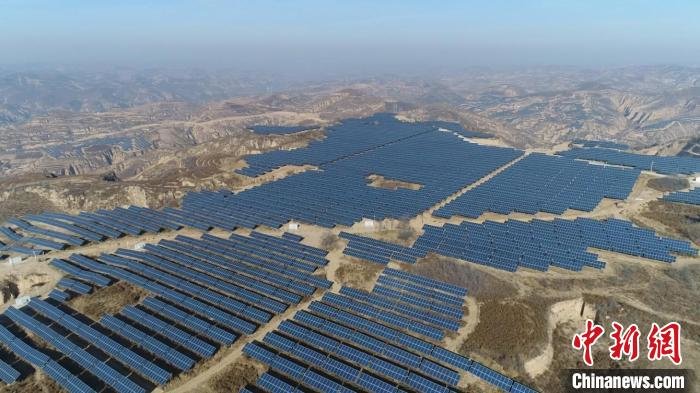 航拍山西石楼光伏产业。　郑云辉 摄