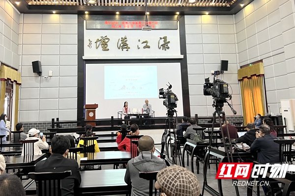 11月24日，渌江讲坛·建宸大课堂第二季第六讲在醴陵市渌江书院五贤堂开讲。