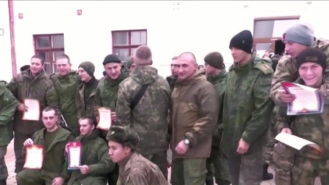 顿涅茨克一批学生兵复员 获俄军颁发奖状