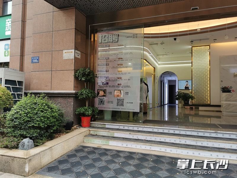 23日上午，记者再次经过该门店时，发现两处军人剧照已经使用其他表情包进行遮盖。