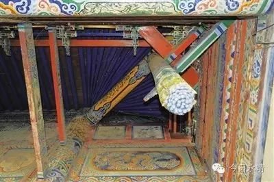 不落地的柱子与翘角形成了巧妙的力学平衡