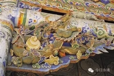 彩绘的祥龙木雕