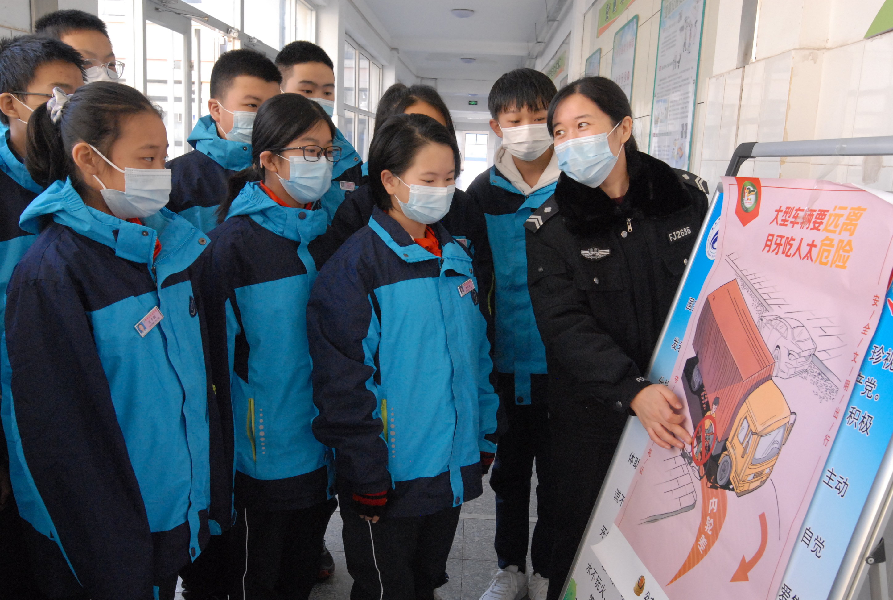 12月1日，山东省青岛市公安局即墨分局蓝村派出所民警在青岛市即墨区蓝村中学为学生讲解交通安全知识。