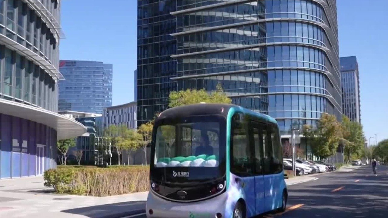 北京建成了网联云控式高级别自动驾驶示范区，记者来此体验到了无人接驳车