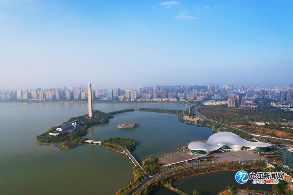 九江新闻网讯(九江日报全媒记者 张驰 摄)日前,俯瞰市区,湖畔美景映入
