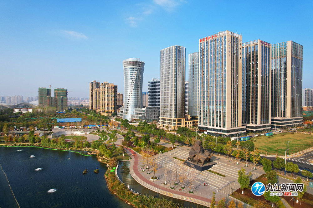 九江新闻网讯(九江日报全媒记者 张驰 摄)日前,俯瞰市区,湖畔美景映入