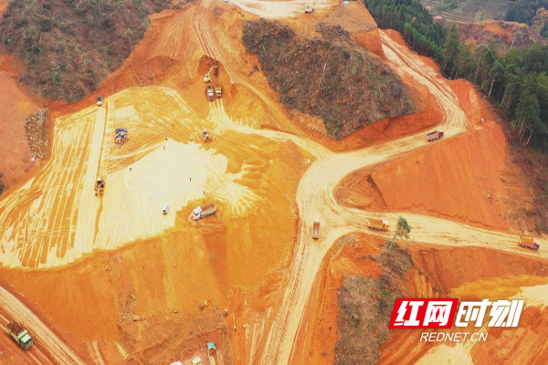 城龙高速公路（湖南段）二标段泮水互通工程施工现场。