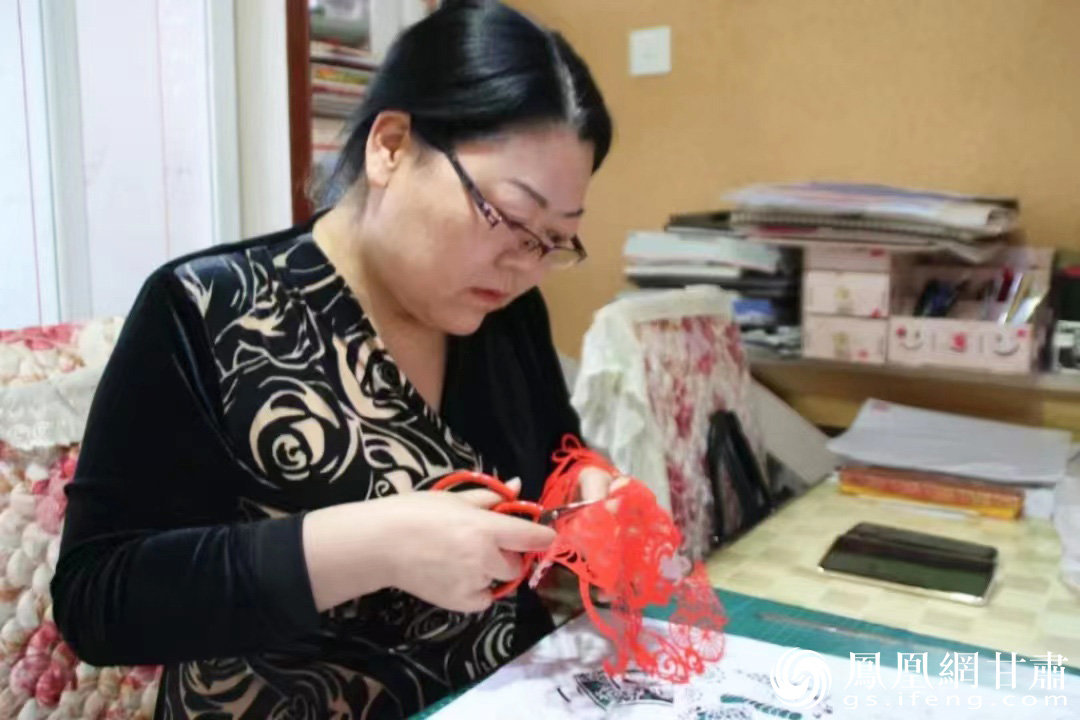 剪纸艺术已融入关月辉的日常生活 崇信县委宣传部供图